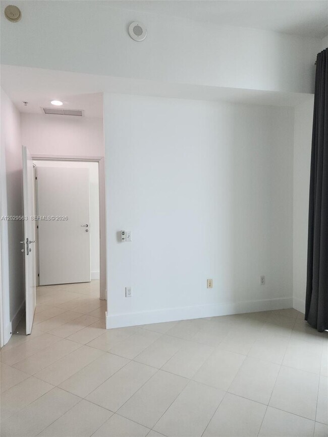 Building Photo - 300 S Biscayne Blvd