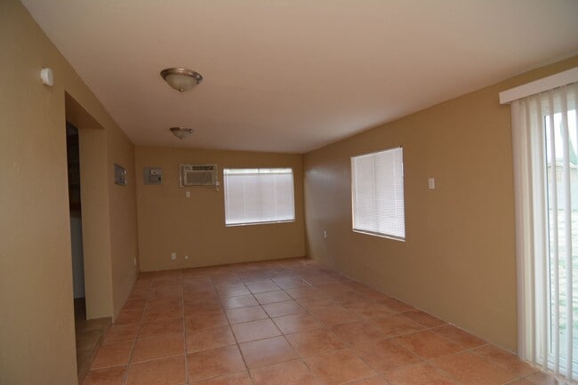 Building Photo - Charming 3 Bedroom 2 Bath Home! Central Tu...