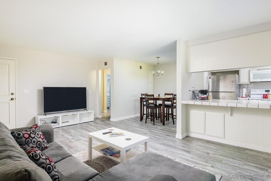 Building Photo - 5125 Fontaine St