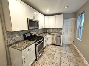 Building Photo - 2 Bedroom recently renovated Belmont Neigh...