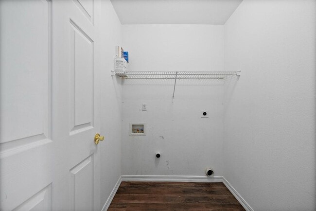 Building Photo - Modern 4-Bedroom Home with 5-Piece Primary...