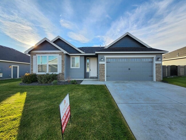 Building Photo - MOVE-IN SPECIAL: 1/2 MONTHS RENT FREE! Like New 3-Bedroom, 2-Bath Home