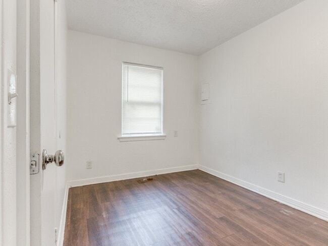 Building Photo - 1404 NE 38th St
