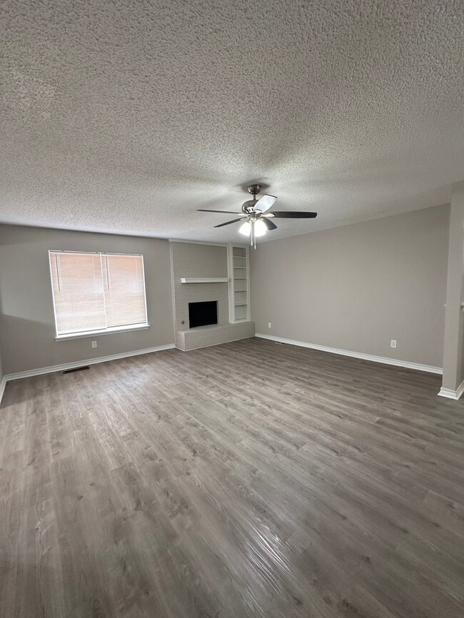 Building Photo - 4700 Clendon Way