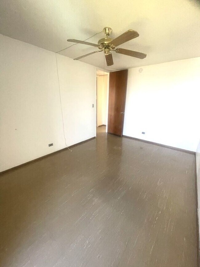 Building Photo - Queen Emma Gardens- King Tower Apt. # 1547