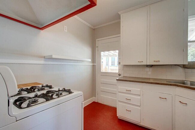 Building Photo - 935 E 53rd St