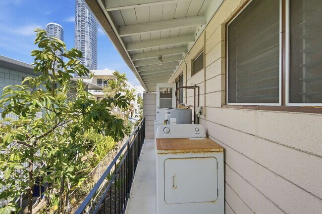 Building Photo - Charming 2-Bedroom Apartment in Prime Ala Moana Location – Parking & In-Unit Washer/Dryer!