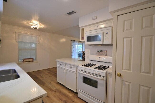 Building Photo - 5422 Kingfisher Dr