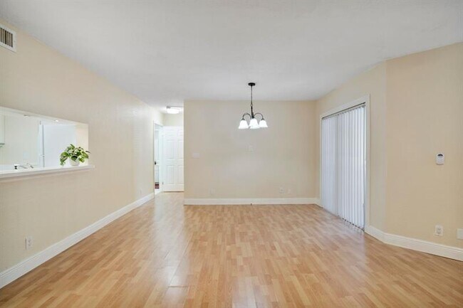Building Photo - 9899 Westview Dr