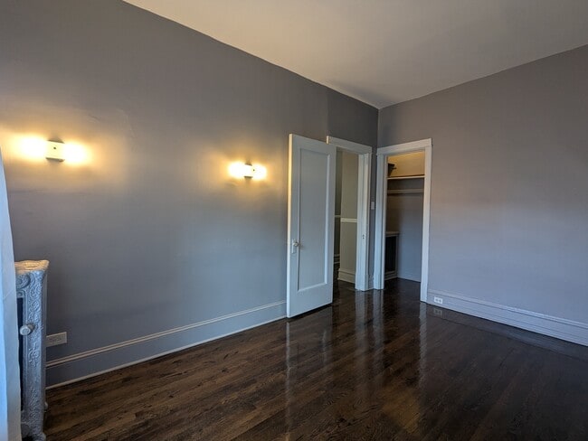 Building Photo - 5630 N Kenmore Ave