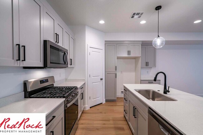 Building Photo - 3 Bedroom Townhome in Washington Fields wi...