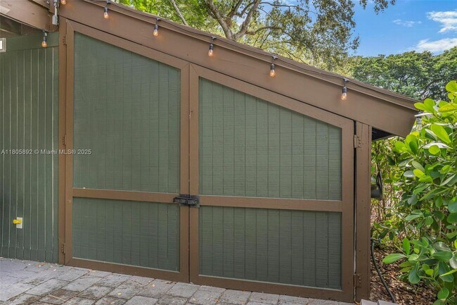 Building Photo - 6830 SW 69th Ave