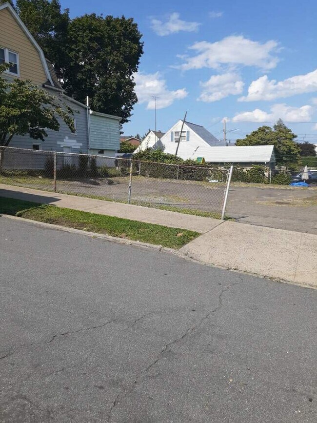 Building Photo - 28 Sampson St