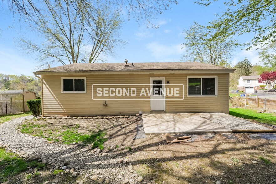 Building Photo - 204 Dolomite Dr