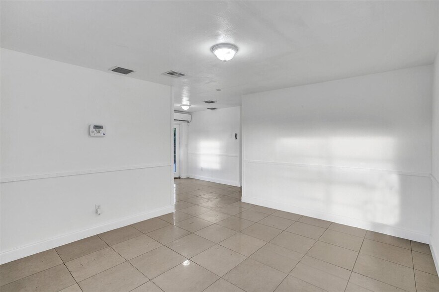 Building Photo - 1142 NW 43rd Ter