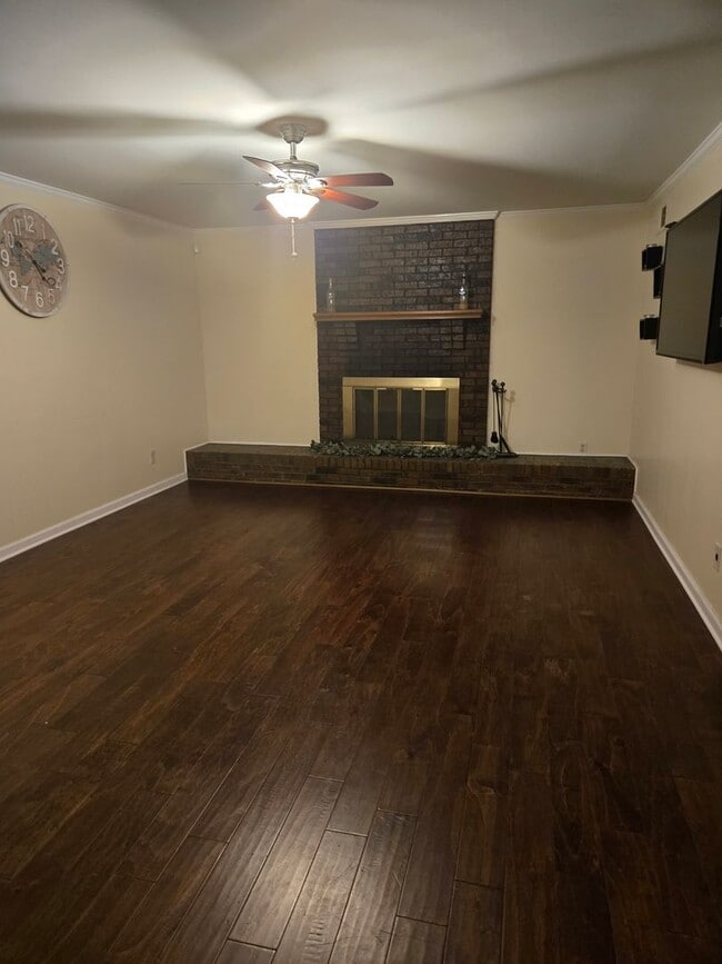 Building Photo - Spacious 4 bedroom, 2.5 bath home for lease.