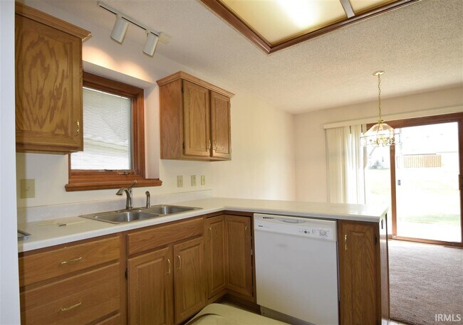 Building Photo - 7455 Montclair Dr