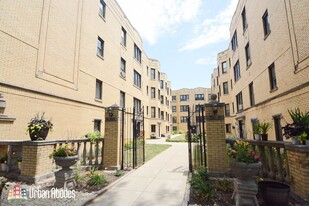 Building Photo - 3814 N Greenview Ave