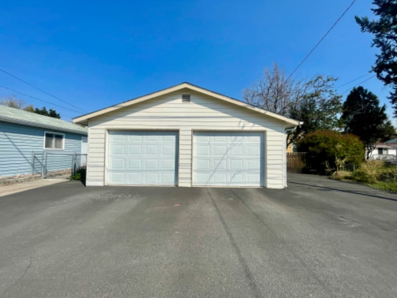 Building Photo - 778 4th Ave W