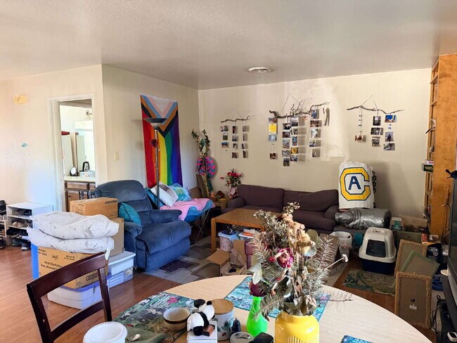 Building Photo - Private bedroom within a 4 Bed / 3 Bath Duplex in Central Davis — Available now.