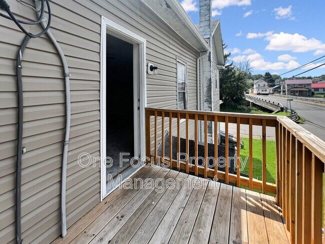 Building Photo - 200 Danis St