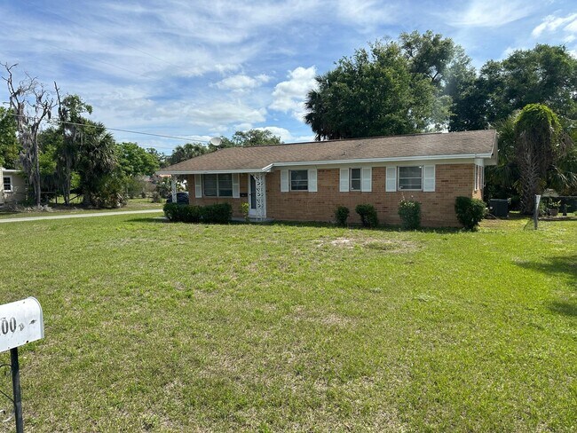 Building Photo - Convenient Leesburg Living – Walk to Leesburg High School!