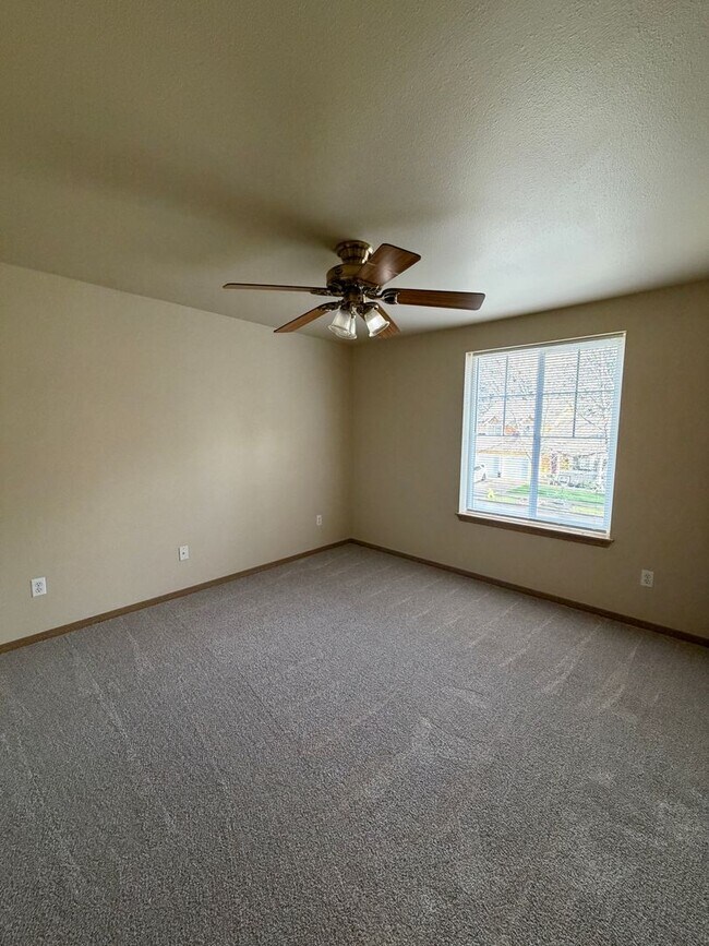 Building Photo - 843 Gina Ct SE