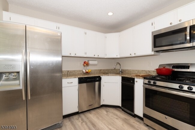 Building Photo - 242 Penns Way