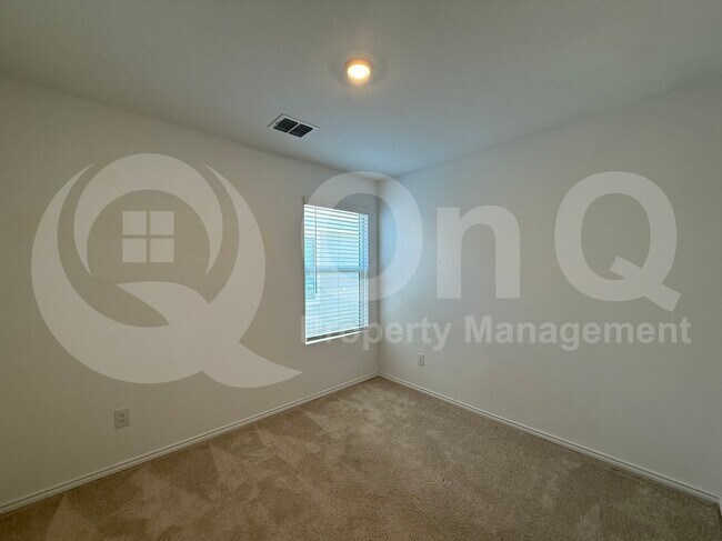 Building Photo - 204 Thresher Ln