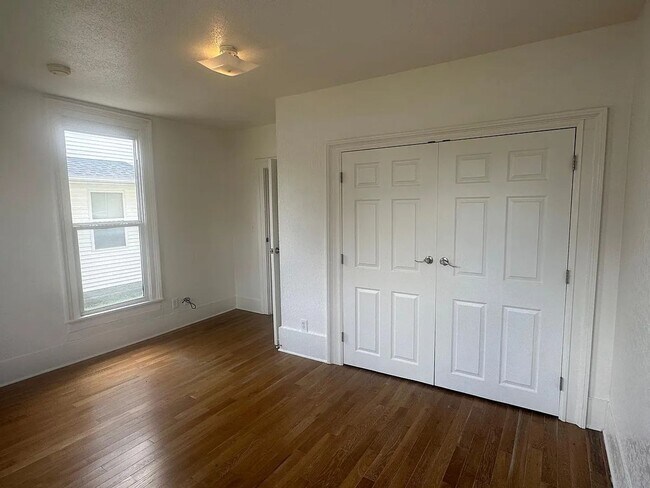 Building Photo - 404 S Marion St