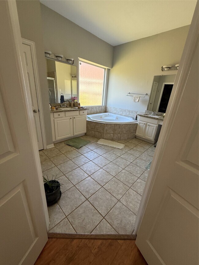 Building Photo - 814 Spring Mist Ct