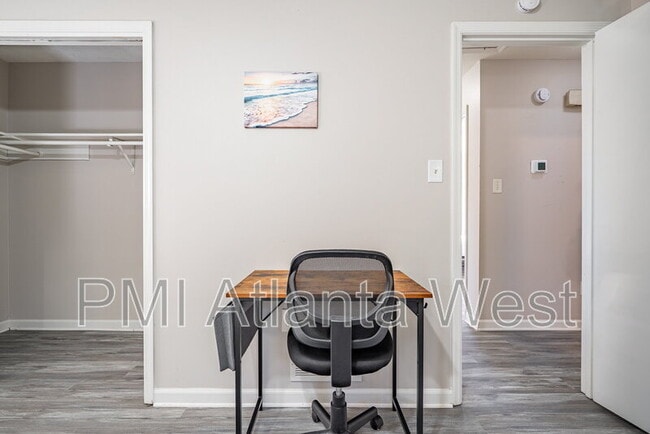 Building Photo - 2135 Knighton Dr