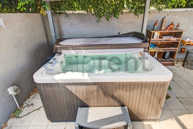 Building Photo - 2481 S Bundy Dr