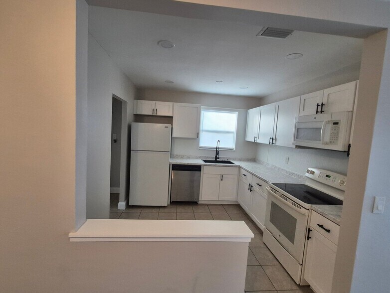 Building Photo - 7071 Holiday Dr