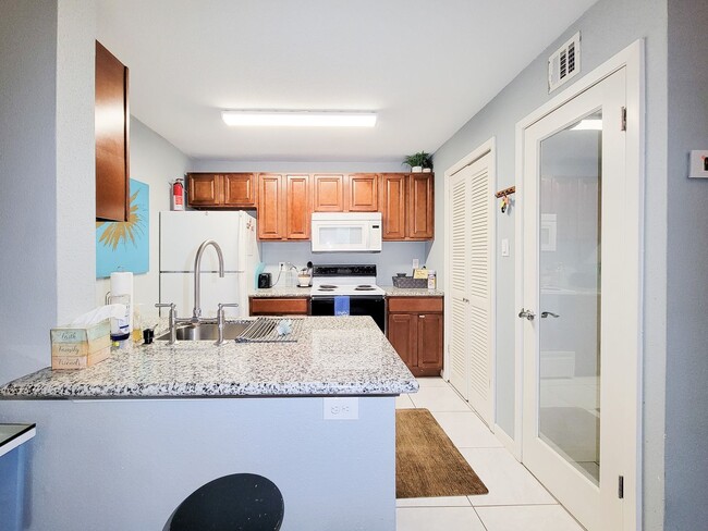 Building Photo - BEAUTIFUL REMODELED 1 BEDROOM 1 BATH CONDO...