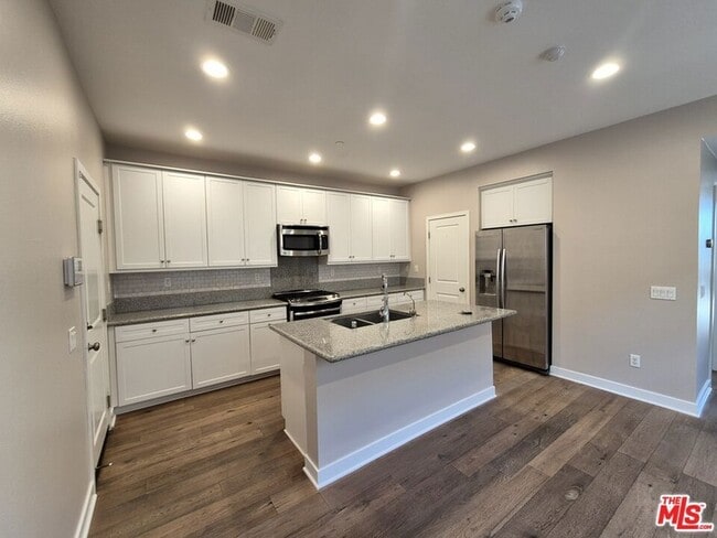 Building Photo - 383 Silk Tree Ave