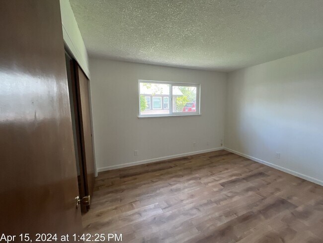 Building Photo - Refreshed Unit