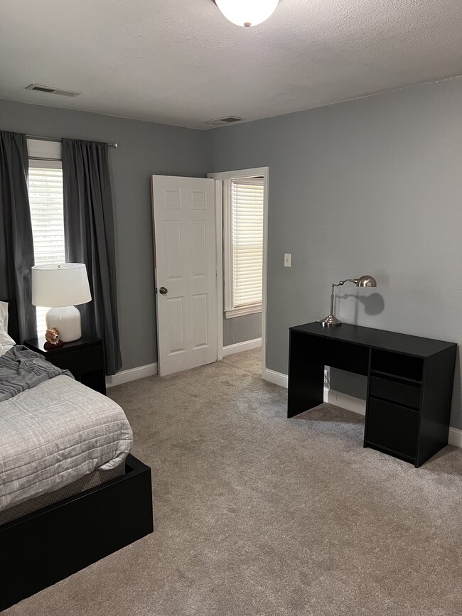 Building Photo - 713 Kearney St