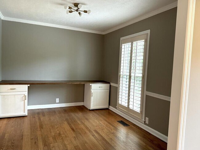 Building Photo - 2530 Mirror Lake Dr