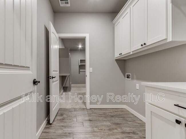 Building Photo - 3212 Hayven Cir