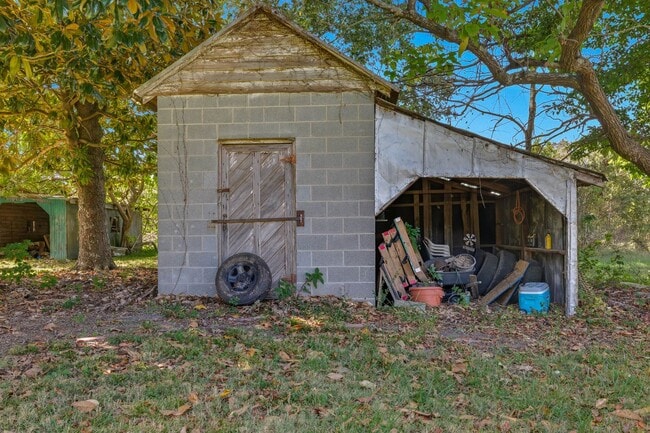 Building Photo - 12300 E Quaker Rd