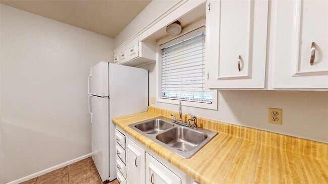 Building Photo - 1326 Airline Dr