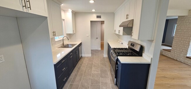 Building Photo - DEL CERRO / SAN DIEGO - Newly Remodeled Ch...