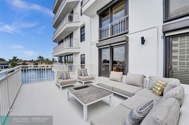 Building Photo - 3100 NE 48th St