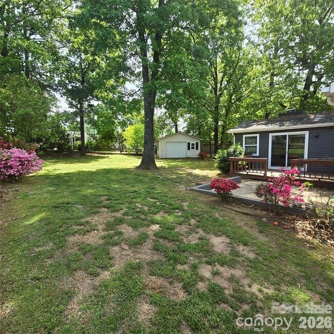 Building Photo - 421 Kingfield Dr SW
