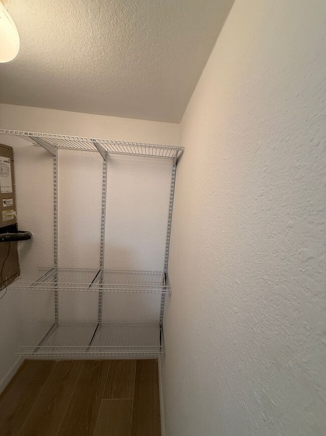 Building Photo - Ground Floor Condo 2/2  - Immediate Availability