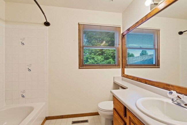 Building Photo - Spacious Home in a Great Location!