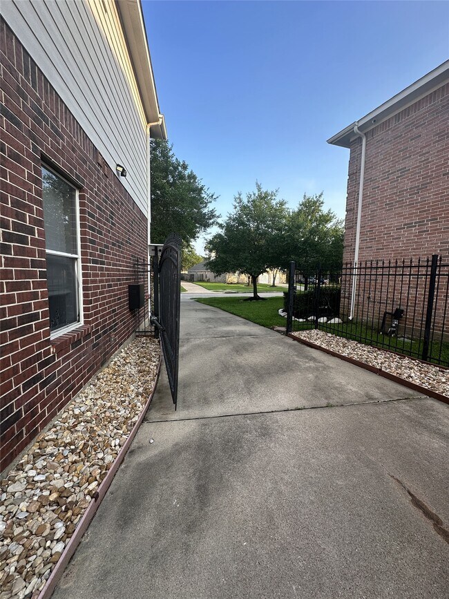 Building Photo - 23806 Allingham Ln