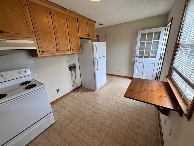Building Photo - 2 Bed Duplex with Rocking Chair Front Porc...