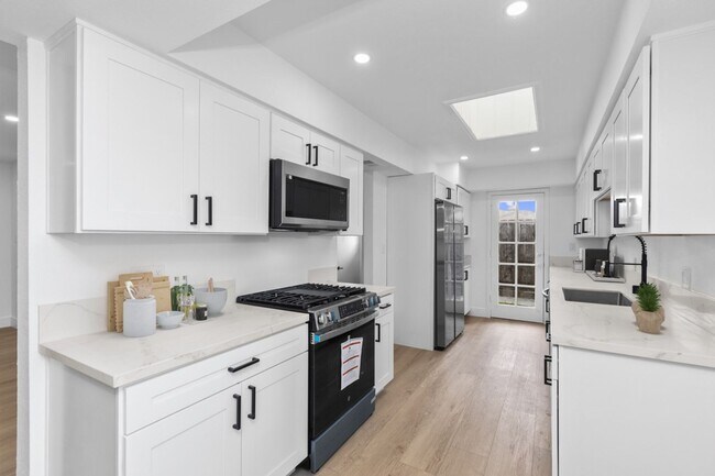 Building Photo - 6910 Eberhart St